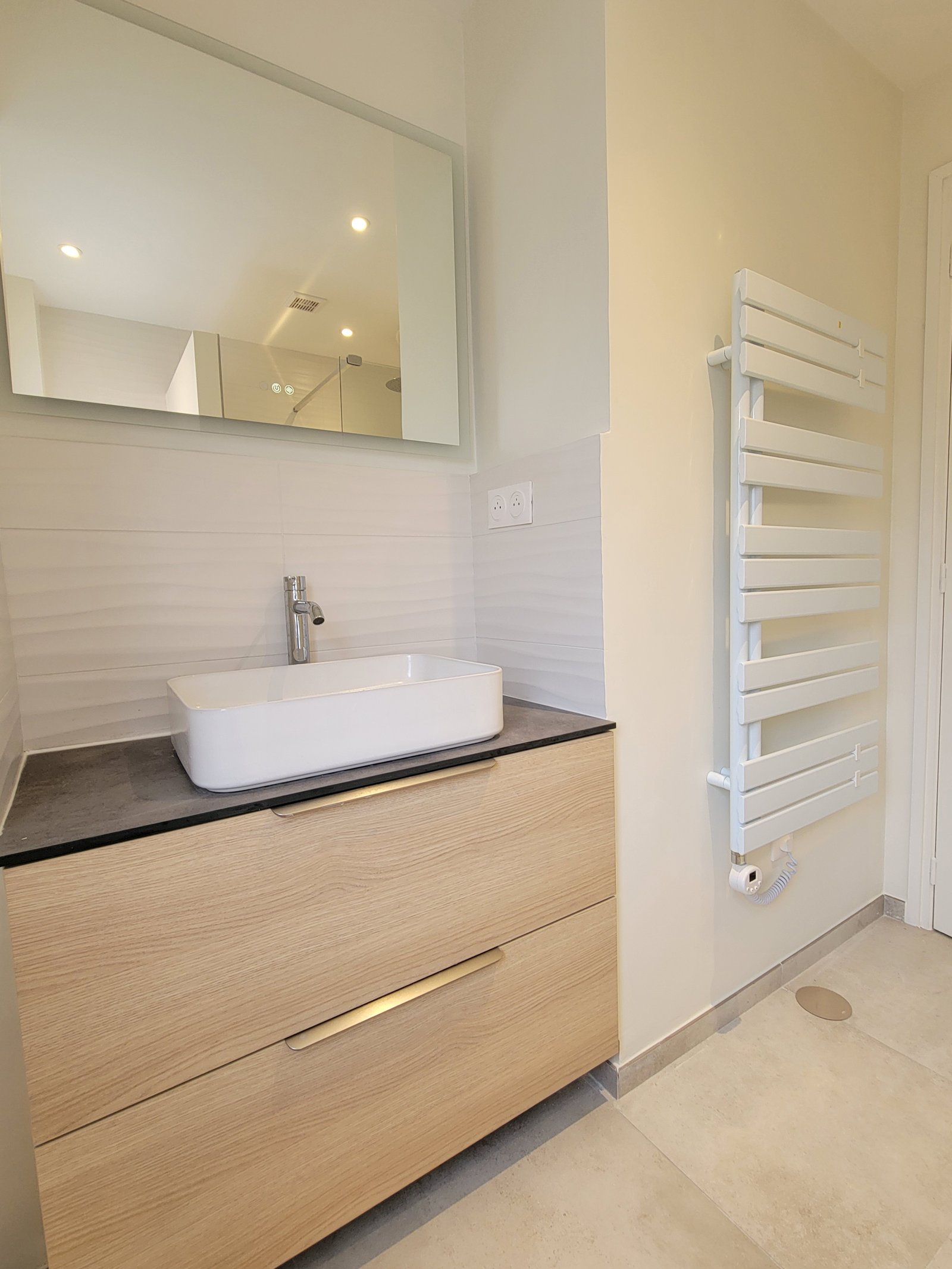 Deuxième salle de bain avec meuble vasque design – maison rénovée 78500