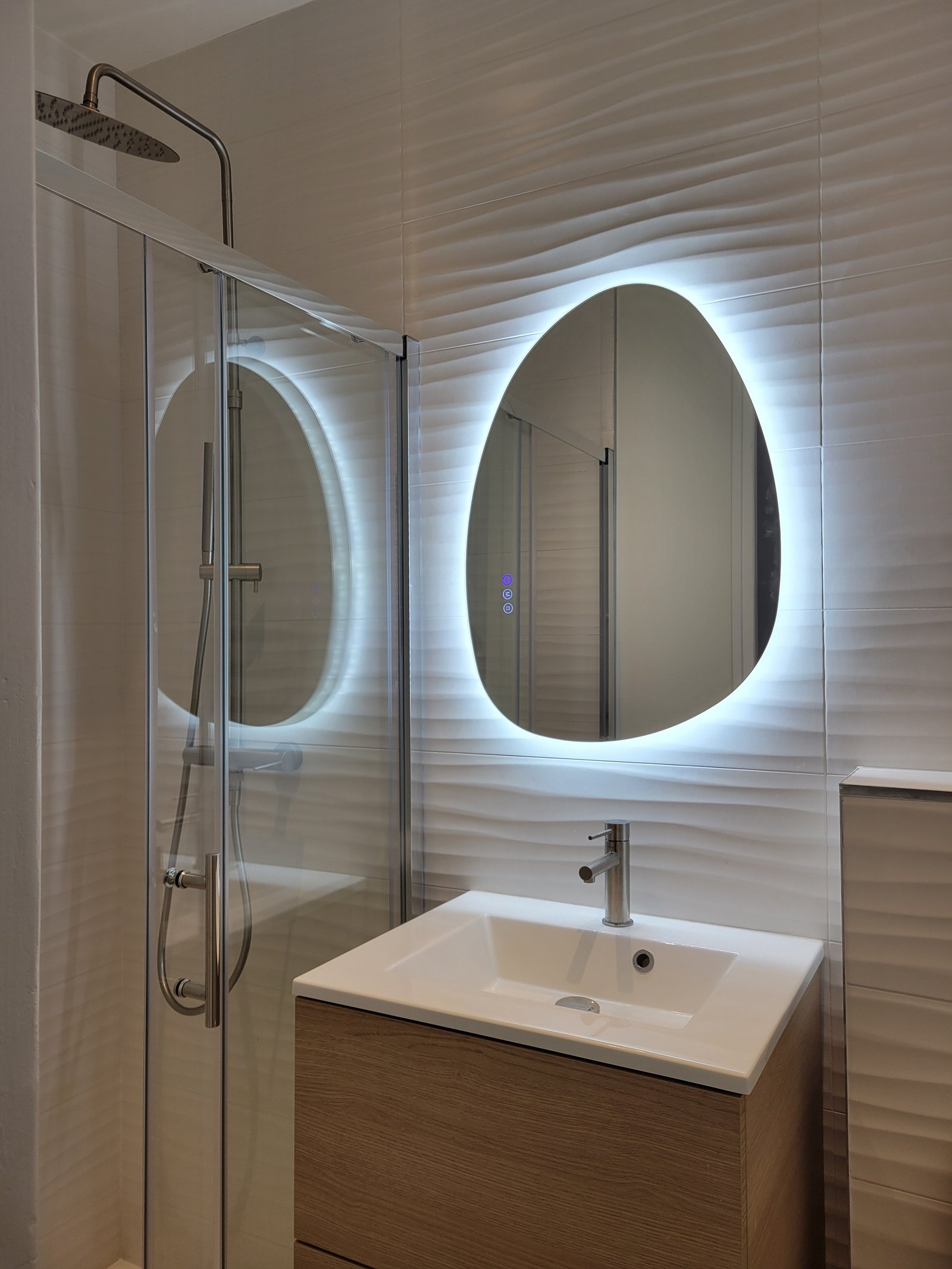 Salle d'eau étage avec miroir LED et carrelage pierre naturelle – Sartrouville