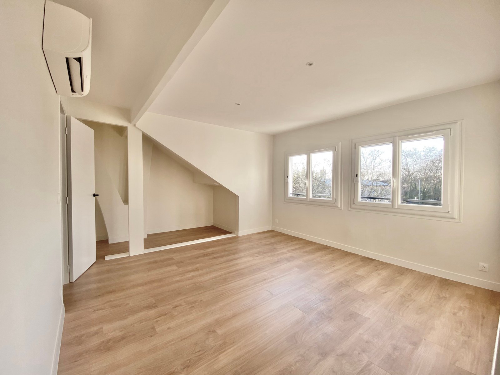 Chambre principale lumineuse avec parquet bois – maison 3 chambres La Vaudoire