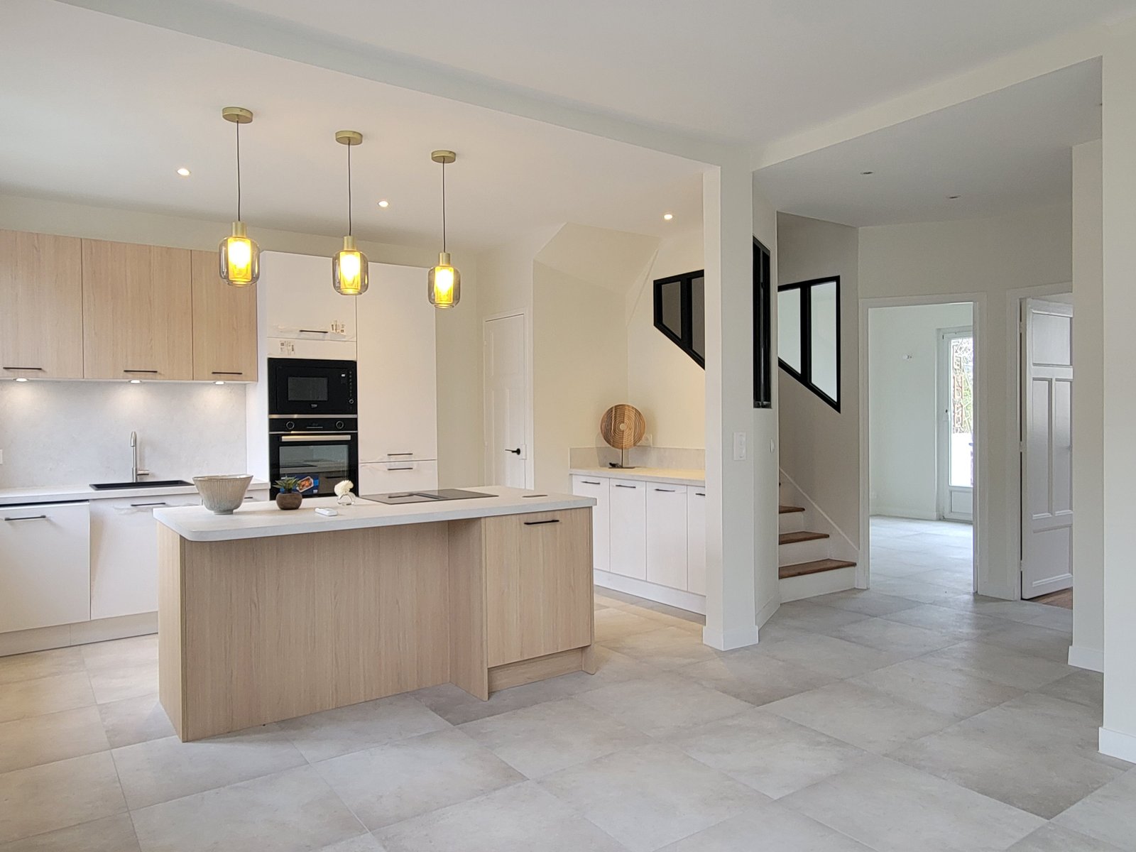 Cuisine moderne équipée avec îlot central et plan de travail quartz – maison Sartrouville