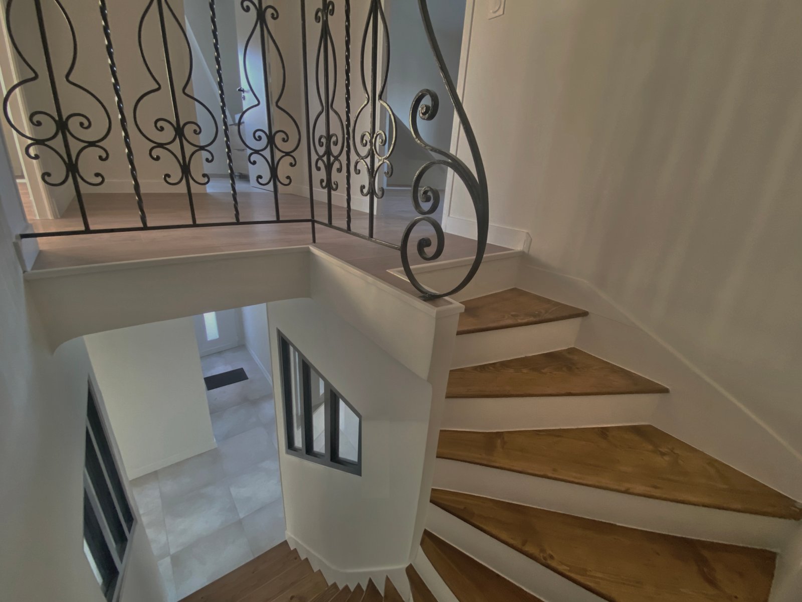 Escalier en fer forgé artisanal avec marches en chêne massif – maison de caractère Sartrouville
