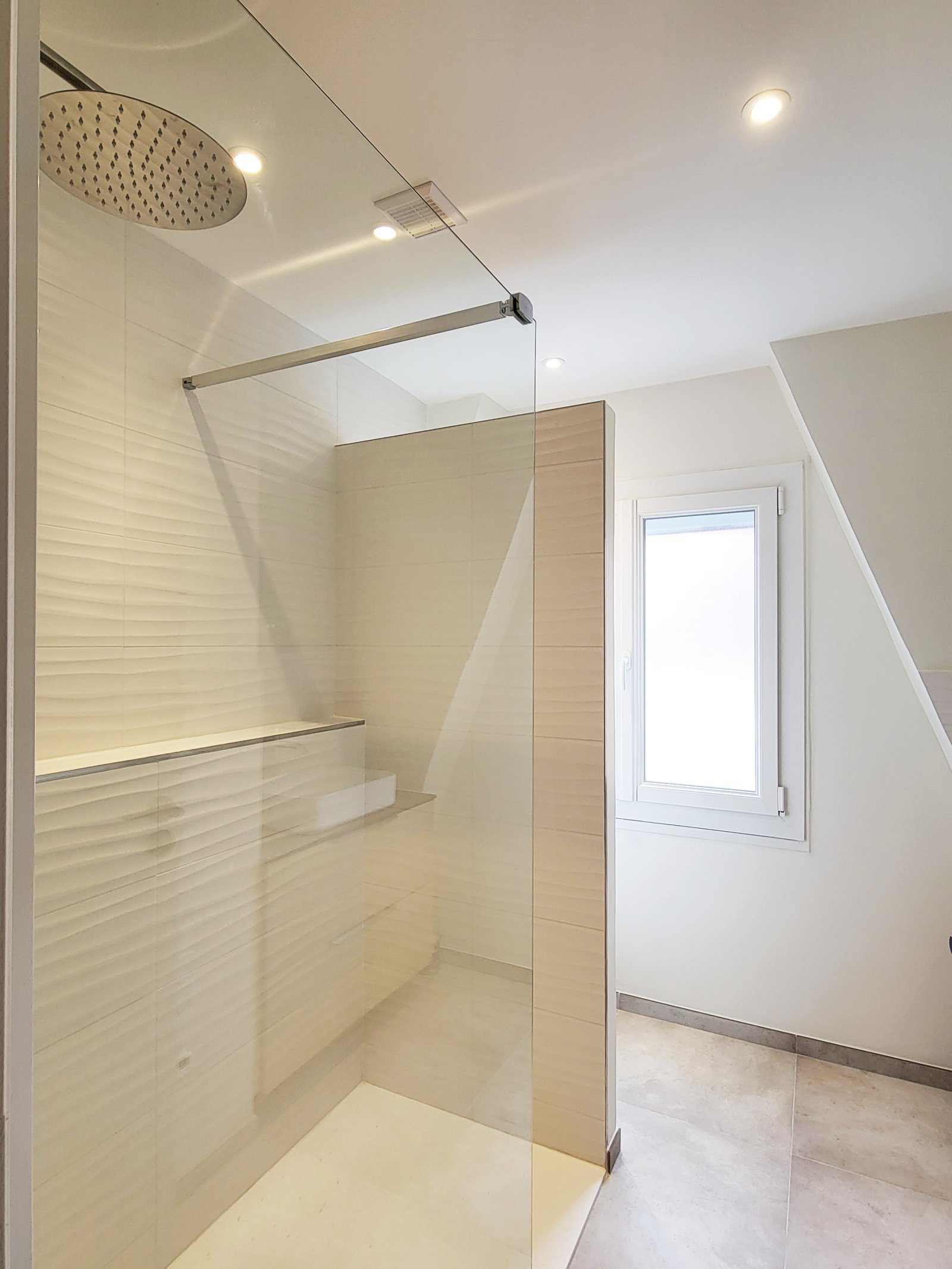 Salle de bain principale avec douche à l'italienne et pluie de tête – rénovation 2025